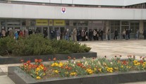 Stovky Košičanov stáli hodiny v rade, aby zaplatili daň. Podľa magistrátu čakať nemuseli