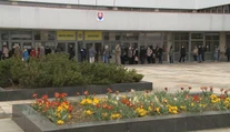 Stovky Košičanov stáli hodiny v rade, aby zaplatili daň. Podľa magistrátu čakať nemuseli