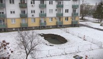 Kráter v zemi. Na sídlisku v Galante stále nevyriešili problém s prepadnutou zemou, podľa primátora treba dodržať isté postupy