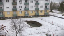 Kráter v zemi. Na sídlisku v Galante stále nevyriešili problém s prepadnutou zemou, podľa primátora treba dodržať isté postupy