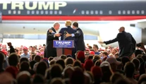 VIDEO: Muž zaútočil na Trumpa krátko po tom, ako vystúpil z lietadla