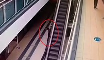 Obrovské nešťastie. Dieťa zachytené o zábradlie eskalátora spadlo z výšky niekoľkých metrov