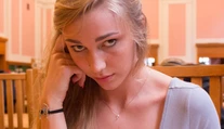 Študentka masturbovala v knižnici, vďaka tomu je z nej teraz pornohviezda