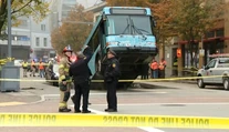 Dopravnú špičku Pittsburghu ochromilo zrútenie cesty, odniesol si to autobus