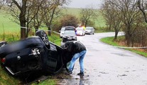 Pri Rimavskej Sobote havarovali na VW Golf bratia. Prežil len ten mladší 16-ročný