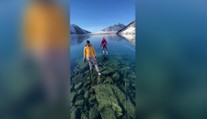 VIDEO: Na aljašskom jazere sa vytvoril priezračný ľad. Miestny korčuliar niečo podobné ešte nezažil