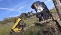 VIDEO: Farmár sa radikálne vysporiadal s mužom parkujúcim na jeho pozemku