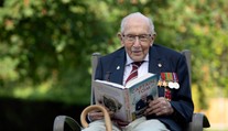 Slávny veterán Tom Moore (100), ktorý vyzbieral milióny pre zdravotníkov, má koronavírus