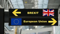 Väčšina Britov si myslí, že EÚ má v rokovaniach o brexite silnejšiu pozíciu