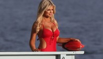 Kočka aj v 49: Ikona z Baywatchu pózovala v červených plavkách po 20 rokoch