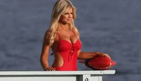 Kočka aj v 49: Ikona z Baywatchu pózovala v červených plavkách po 20 rokoch