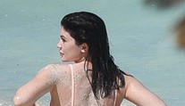 Veľké zadky majú jednoducho v rodine. Kylie ho vytŕčala v zarezaných plavkách