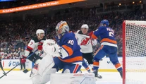 VIDEO: Frajer na záver opäť z NHL. Brankár Islanders vytiahol dva svetové zákroky v jednom zápase
