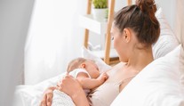 Dobrá správa pre mamičky s Covidom. Vedci zistili, že dojčením sa vírus na bábätko neprenáša