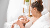 Dobrá správa pre mamičky s Covidom. Vedci zistili, že dojčením sa vírus na bábätko neprenáša