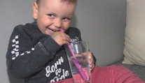 Malý Kevin je závislý od vody. Starostlivosť o takéto dieťa je mimoriadne náročná
