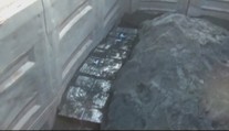 Colníci prekazili výnosný obchod. V železnej rude odhalili státisíce cigariet