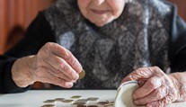 Ministerstvo financií zvažuje ďalšie okresanie sumy, ktorú si pracujúci odkladajú na súkromné dôchodkové účty