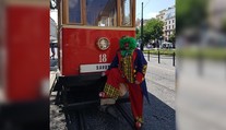 Bratislavou premáva historická električka s klaunom. Pre deti má prekvapenie