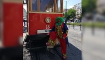 Bratislavou premáva historická električka s klaunom. Pre deti má prekvapenie