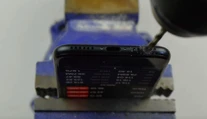 Do IPhonu 7 treba vyvŕtať dieru na slúchadlá, radil vloger. A niektorí uverili