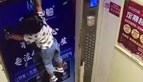 VIDEO: Chvíle hrôzy vo výťahu. Batoľa vymrštilo do vzduchu, za všetko môže vôdzka