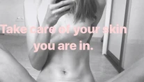 FOTO! Slovenská modelka sa s tým nebabre. Holá roztiahla nohy o zrkadlo