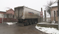 Zákaz vjazdu kamióny nezastavil. Miestni si nevedia dať rady, rozhodovať bude súd