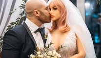 Kulturista sa oženil s erotickou bábikou. Nechýbali svadobné šaty ani závoj