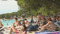 Ceny prudko stúpnu a miesta sa rýchlo minú. Poradíme vám, ako si zaistiť dovolenku za rozumnú sumu