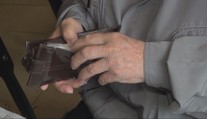 Dostávajú menej. Najchudobnejší dôchodcovia prišli o časť sociálnej dávky