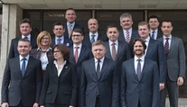 Nová vláda prvýkrát zasadla: Vychutnajte si rodinnú foto celého kabinetu