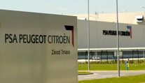 Tragédia v závode Peugeot. Muža zabila samonavíjacia brána