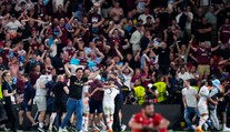 Pražské finále rozhodla trefa z 90. minúty. West Ham oslavuje európsku trofej po vyše 50 rokoch
