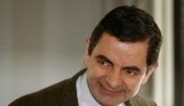 Rowan Atkinson alias Mr. Bean sa vo veku 62 rokov stane trojnásobným otcom