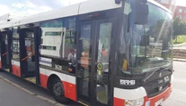 Vodič vyzval cestujúceho aby si nasadil rúško, on od hnevu rozbil dvere