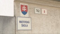 V Stupave zo dňa na deň zatvorili škôlku. Mesto hovorí o havarijnom stave, rodičia za tým vidia niečo iné