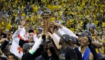 Golden State získal piaty titul NBA, LeBron James uznal kvality súpera