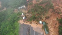 VIDEO: Hrozivý zosuv pôdy na diaľnici v Brazílii zmietol autá do priekopy, našli živých i mŕtvych