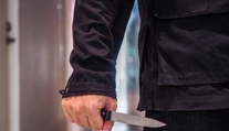 Z lupiča iba hladoš. Muž sa agresívne vlámal k seniorke, keď mu ponúkla sušienky, skrotol