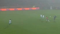 VIDEO: Šialený zákrok gólmana mimo šestnástky, takto knokautoval útočníka