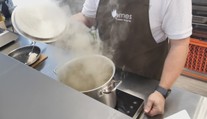Zmarilo grilovačku počasie? Poradíme vám, ako dodať dymovú chuť mäsu hoc aj na dvojplatničke