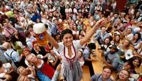 V Mníchove sa začal 185. Oktoberfest. Pozrite si, ako narazili prvý sud
