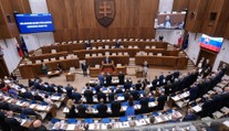 Rečníci môžu na obrazovkách sledovať samých seba. Aj to je novinka v sále parlamentu