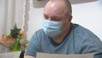 Je synom cudzincov, vyrástol však na Slovensku. Napriek tomu má problémy získať občianstvo