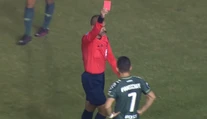 VIDEO: Za stisnutie genitálií je automaticky červená. Vie to už aj hráč Chapecoense