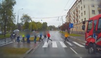 Učiteľka hazardovala so životmi malých detí, cez cestu prebehovali pred húkajúcou sanitkou
