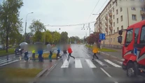 Učiteľka hazardovala so životmi malých detí, cez cestu prebehovali pred húkajúcou sanitkou