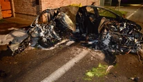 Tragédia pri Leviciach. Auto začalo po náraze do plota horieť, muž (†55) ostal zakliesnený vnútri