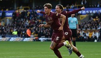 Premier League so staronovým lídrom. City však ratovalo tri body v hodine dvanástej